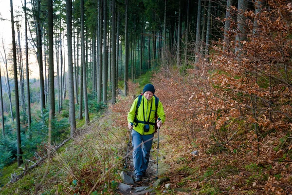 Trekking turístico em belas montanhas Beskidy — Fotografia de Stock