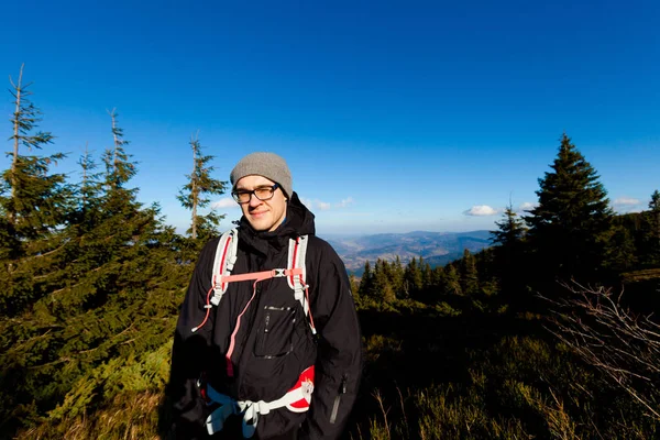 Trekking turístico em belas montanhas Beskidy — Fotografia de Stock