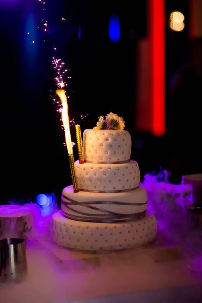 Восхитительная деталь свадебного торта — стоковое фото