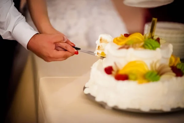 Mariés mariage gâteau coupe détail — Photo