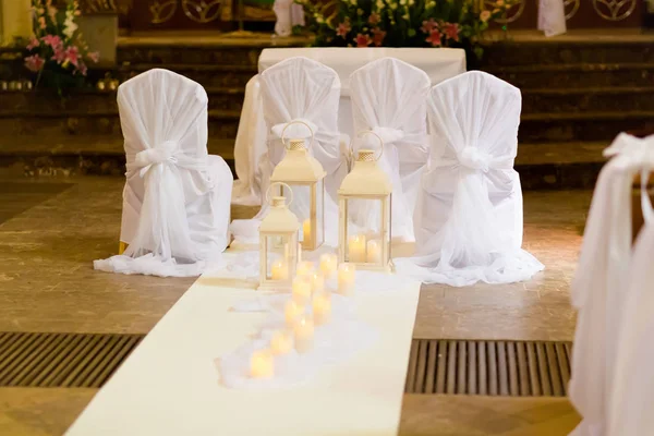 Mooie kerk ingericht voor huwelijksceremonie — Stockfoto