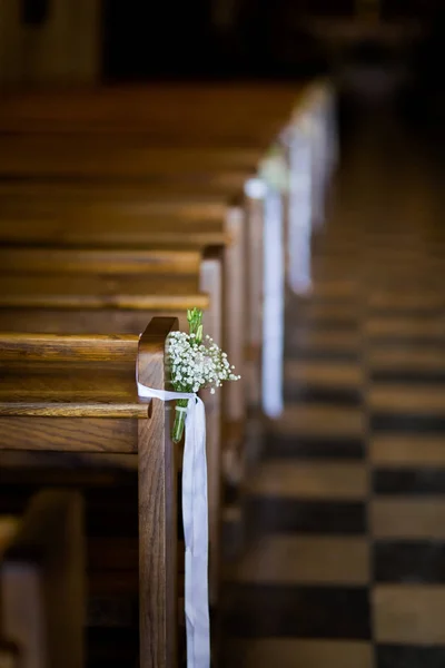 Bela igreja decorada para cerimônia de casamento — Fotografia de Stock