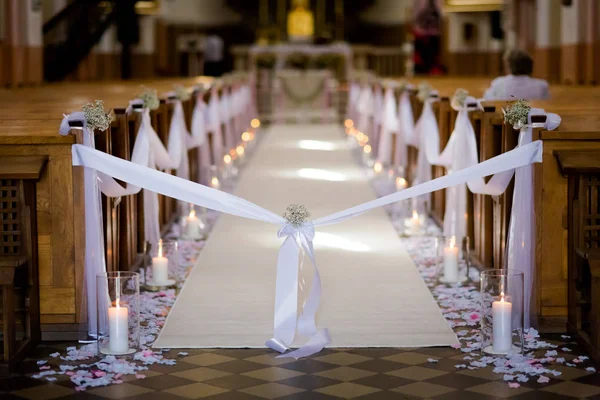 Mooie kerk ingericht voor huwelijksceremonie — Stockfoto