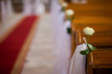 Güzel kilise düğün töreni için dekore edilmiştir.