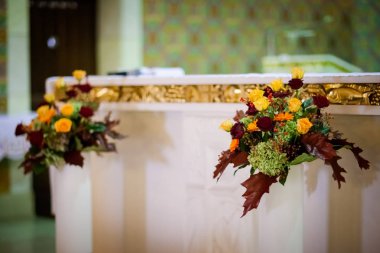 Güzel kilise düğün töreni için dekore edilmiştir.