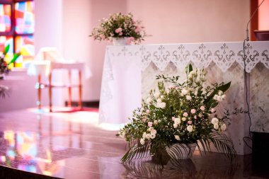 Güzel kilise düğün töreni için dekore edilmiştir.