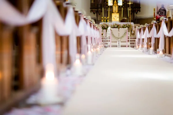 Bella chiesa decorata per la cerimonia nuziale — Foto Stock