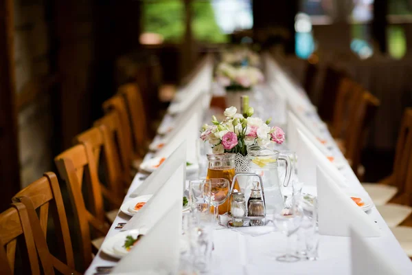 美しい結婚式のレセプションのテーブルの装飾 — ストック写真