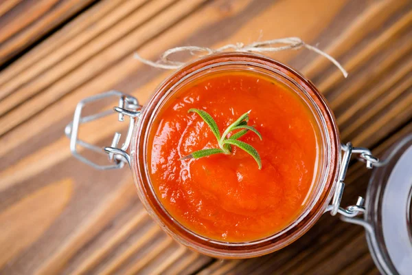 Natural de bricolaje delicioso ketchup de calabaza — Foto de Stock