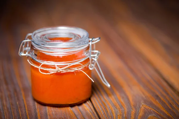 Натуральный вкусный тыквенный кетчуп — стоковое фото