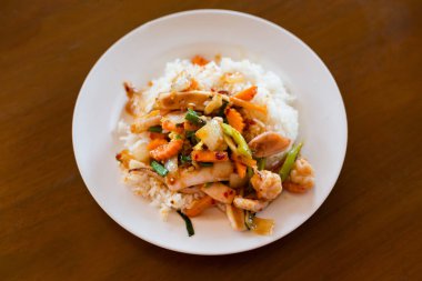 Tayland kızarmış biber deniz ürünleri