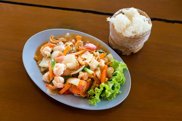 Thailändische gebratene Garnelen mit Cashewnüssen — Stockfoto