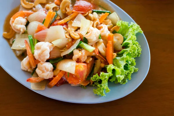 Crevettes frites thaïlandaises avec noix de cajou — Photo