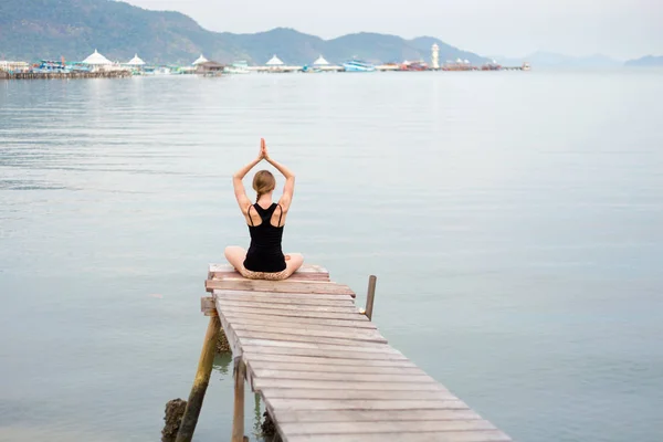 Meditazione yoga estiva in Thailandia — Foto Stock