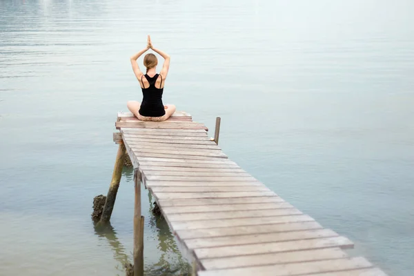 Meditação de ioga de verão na Tailândia — Fotografia de Stock