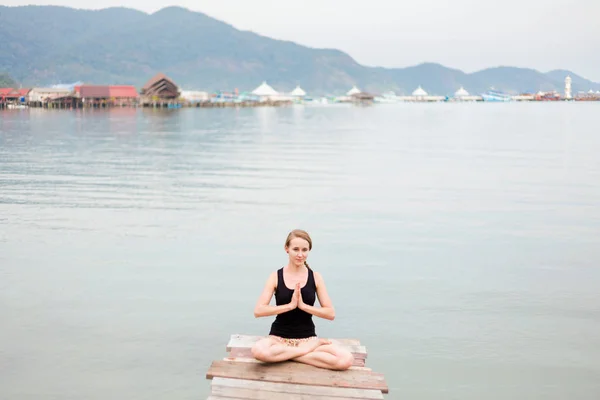 Meditación de yoga de verano en Tailandia —  Fotos de Stock