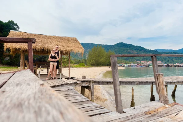 Parejas jóvenes en Koh Chang — Foto de Stock