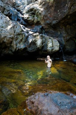 Seksi erkek şelale Yüzme