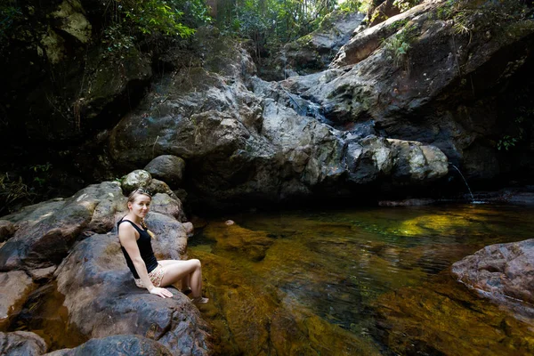 滝で泳ぐ美しい女性 — ストック写真
