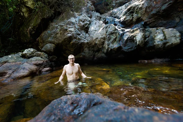 Sexy Männer schwimmen im Wasserfall — Stockfoto