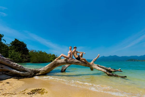 Schönes kaukasisches Paar am Strand — Stockfoto