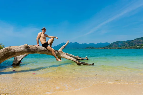 Knappe man op strand — Stockfoto