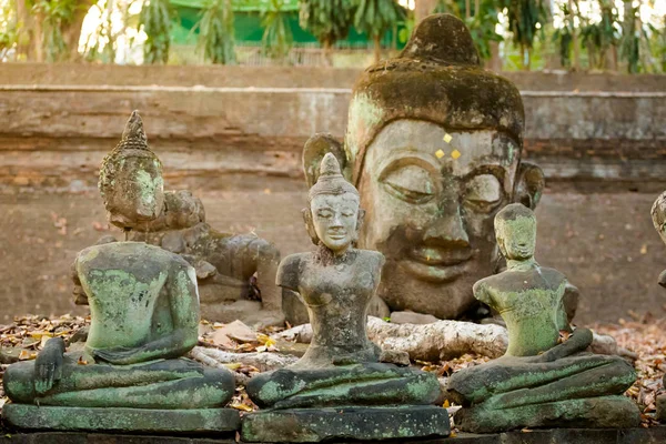 Sculptures de Bouddha à Wat Udong — Photo