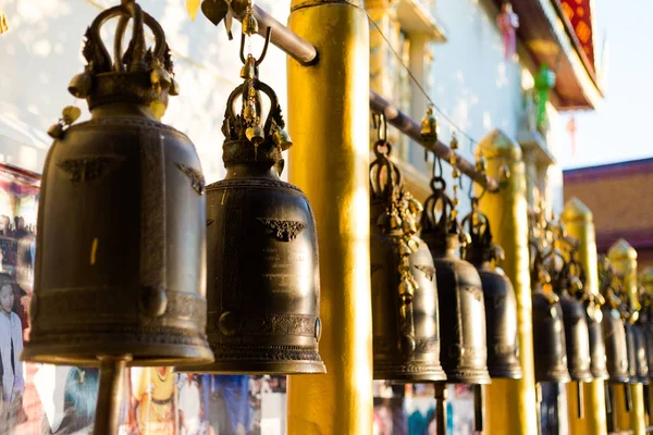 Zvony v zlatých buddhistický chrám — Stock fotografie