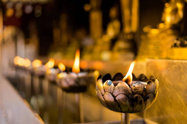 Svíčky v buddhistickém chrámu — Stock fotografie