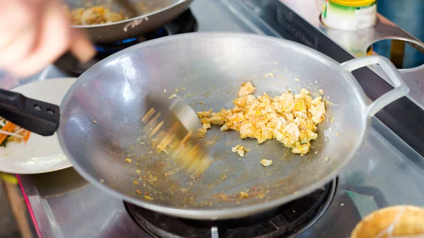 Almohadilla de cocina tailandesa en wok —  Fotos de Stock