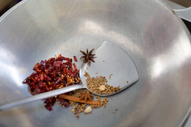 Haşhaş Massaman köri otlar malzemeler