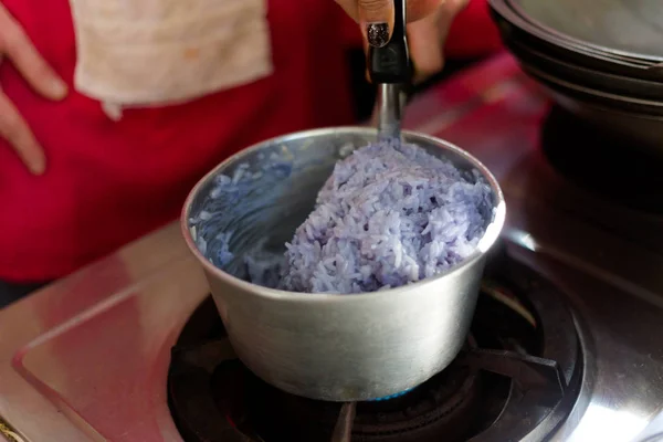 Préparation du riz bleu collant — Photo