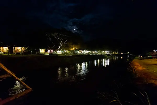 Turistik Pai Köyü gece resmi — Stok fotoğraf