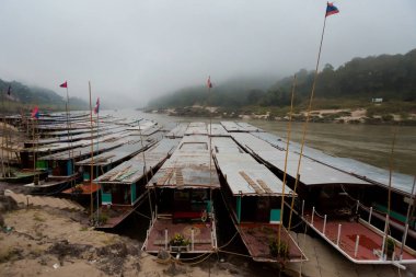 Laos Pakbeng yolcu gemisi
