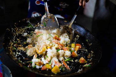 Kızarmış Tayland pirinç hazırlama