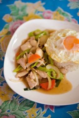 Yeşil biber tavuk yumurta stirfry