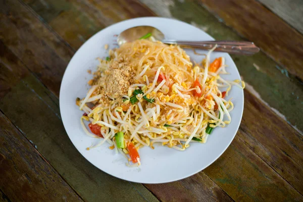 Čerstvé smažené nudle Pad thai — Stock fotografie