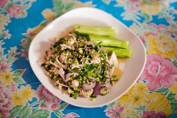 Salade thaïlandaise de larves hachées épicées — Photo