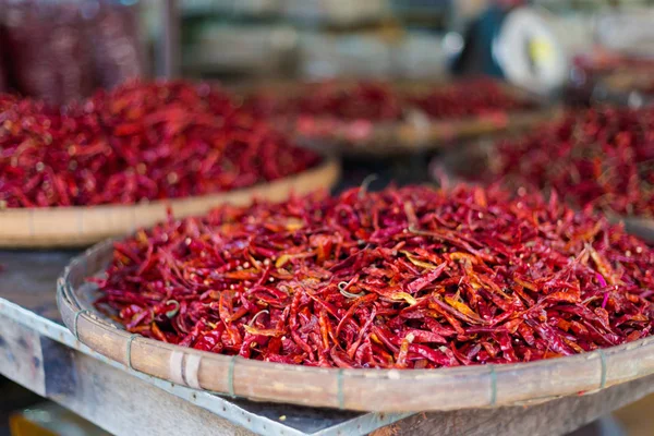 Chiles rojos secos en el mercado —  Fotos de Stock