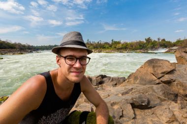 Turist Khone Phapheng şelale üzerinde
