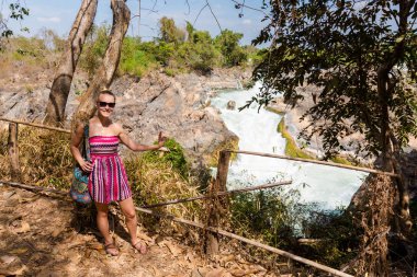Turist Li Phi şelale üzerinde