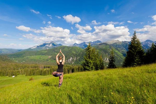 Yoga in Tatry Rusinowa Polana — Stock Photo, Image