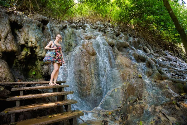 Девушка на водопаде Куанг Си — стоковое фото