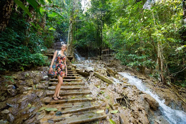 Kuang Si şelale kız