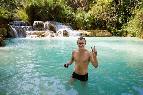 Mann badet Kuang si Wasserfall — Stockfoto