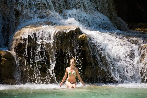 Kuang Si şelale banyo kız