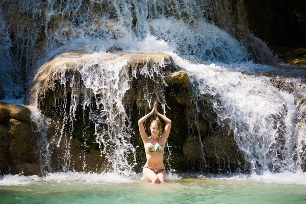 Ragazza che fa il bagno Kuang Si cascata — Foto Stock