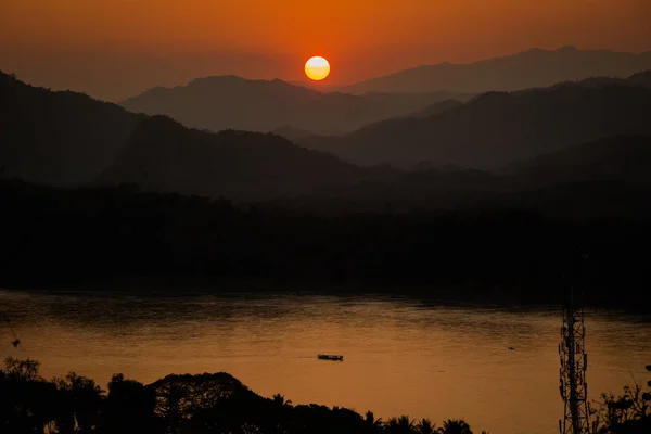 Monte Phou Si templo por do sol — Fotografia de Stock