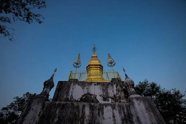 Świątynia buddyjska zamontować Phou Si — Zdjęcie stockowe