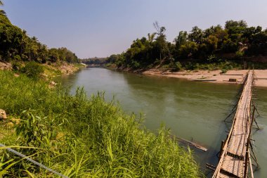 Luang Prabang Bridge'de bambu